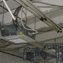 Установка кассетных кондиционеров Dantex на заводе